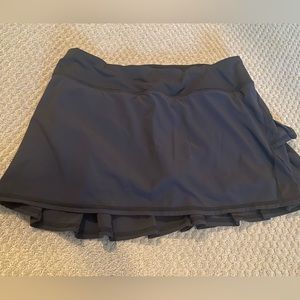 Lululemon black excellent condition pleated skirt, size 6